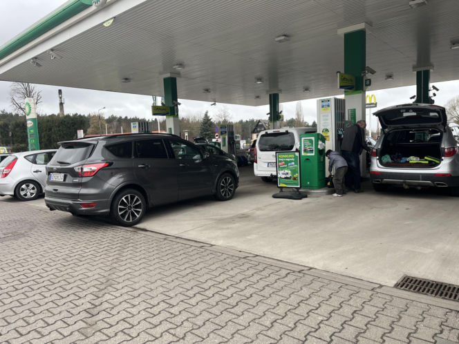 Tusk obniża ceny paliw, a Niemcy masowo ruszają do Polski. Ile naprawdę można zaoszczędzić?