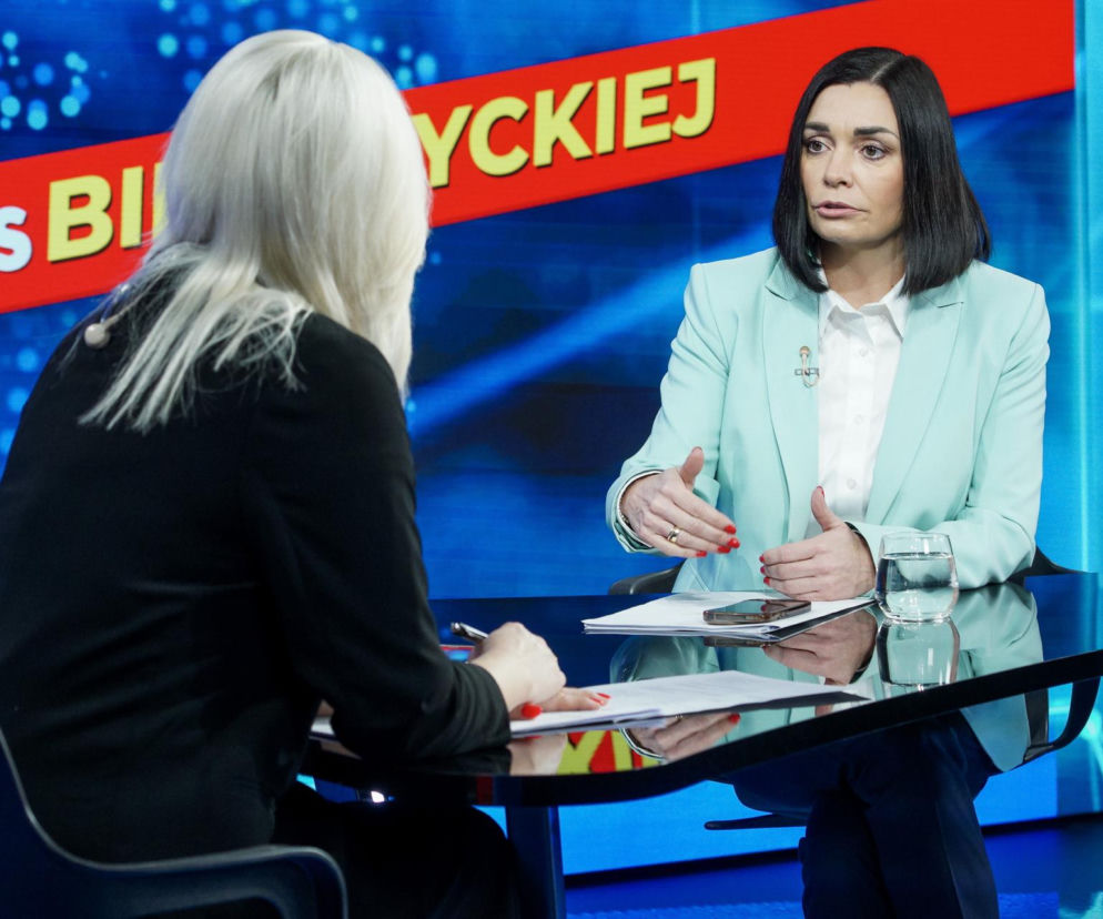 Magdalena Sroka w jasnej marynarce rozmawia z dziennikarką w studiu. O wycieku danych z Pegasusa czytaj w Mediateka.