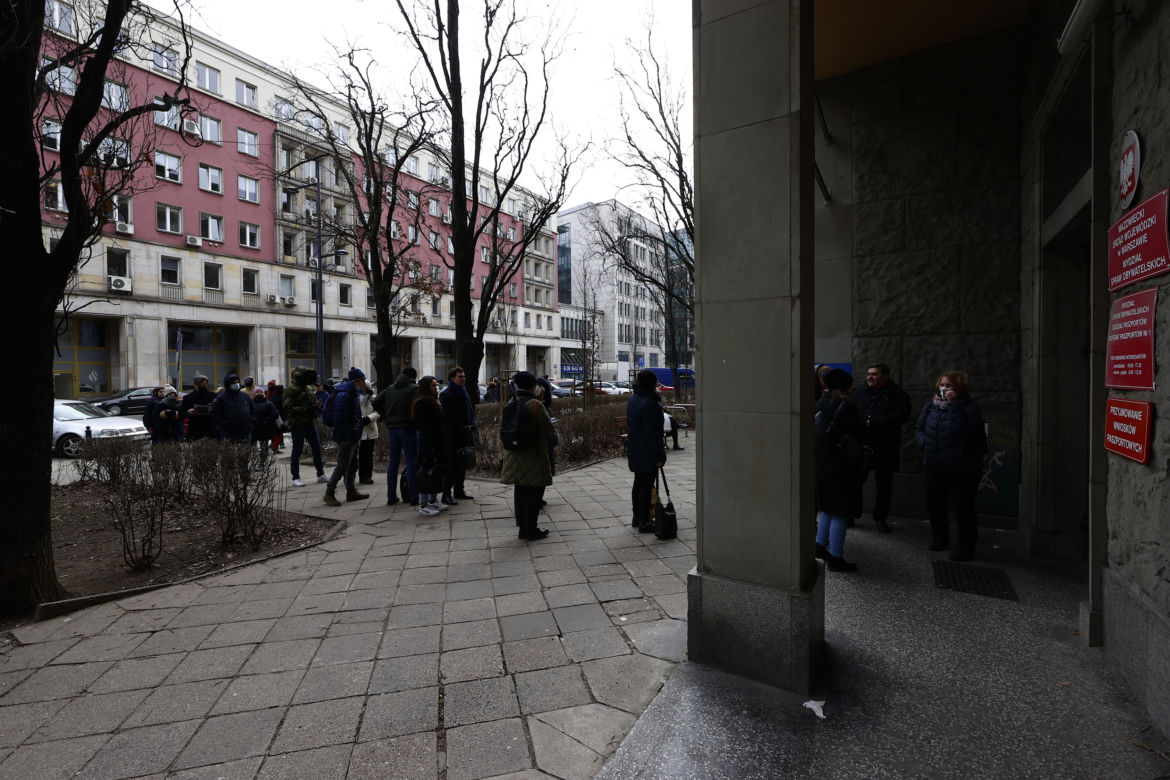 Ogromne kolejki przed urzędami. Mieszkańcy rzucili się po paszporty