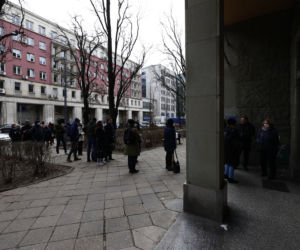 Ogromne kolejki przed urzędami. Mieszkańcy rzucili się po paszporty