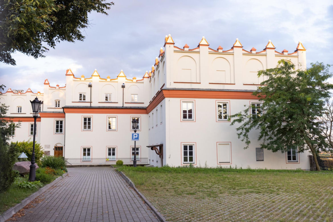 Jedna z najstarszych szkół w Polsce znajduje się w Świętokrzyskiem. Pierwotnie służyła jezuitom