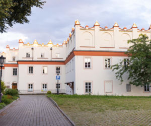 Jedna z najstarszych szkół w Polsce znajduje się w Świętokrzyskiem. Pierwotnie służyła jezuitom