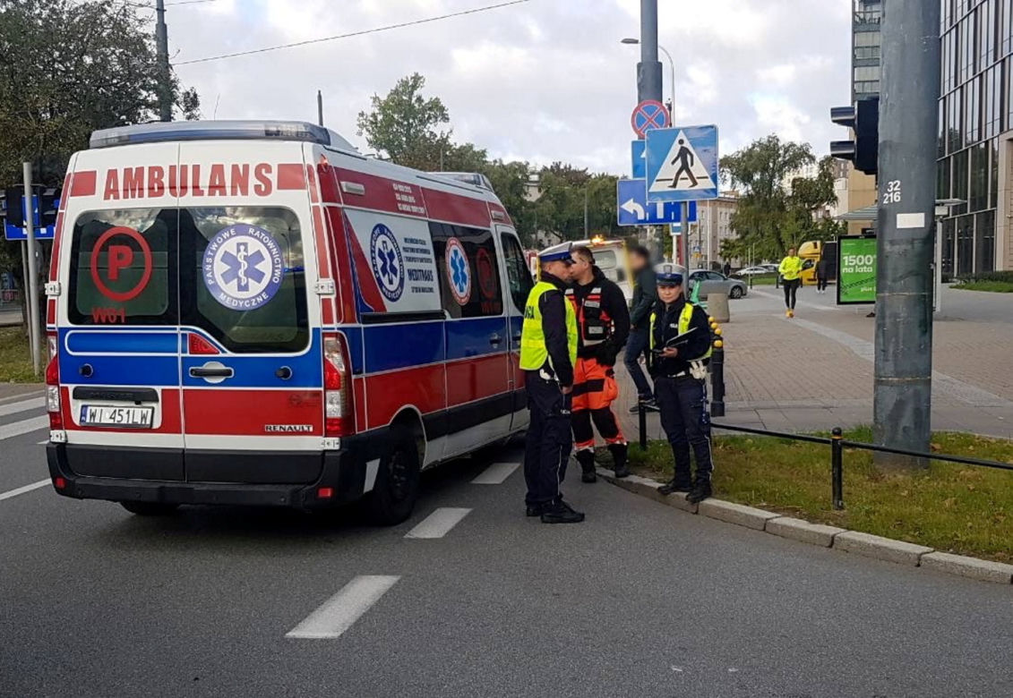 Dramatyczny wypadek na Andersa. Auto dachowało, dwie osoby trafiły do szpitala