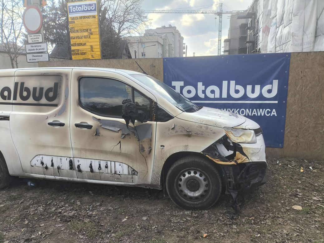 Tak wygląda plac budowy po gigantycznym pożarze w Warszawie. Mieszkańcy w szoku: „szkoda tych ludzi”