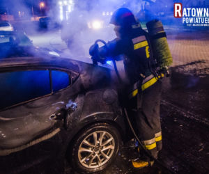 Spektakularne i przerażające! Zdjęcia płonącego auta wbijają w fotel