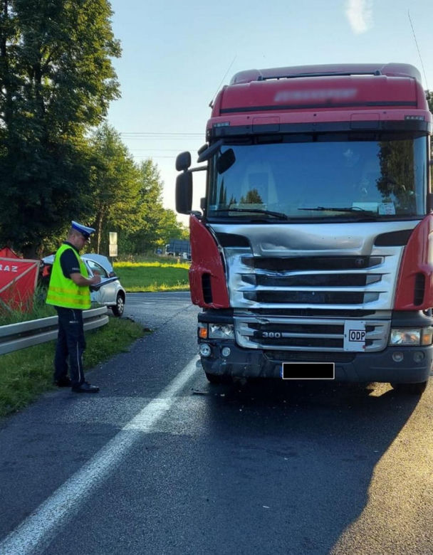 Śmiertelny wypadek pod Wieluniem! 62-latek ofiarą zderzenia trzech pojazdów [ZDJĘCIA].
