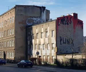 Zamalowane graffiti na kamienicy przeznaczonej do rozbiórki