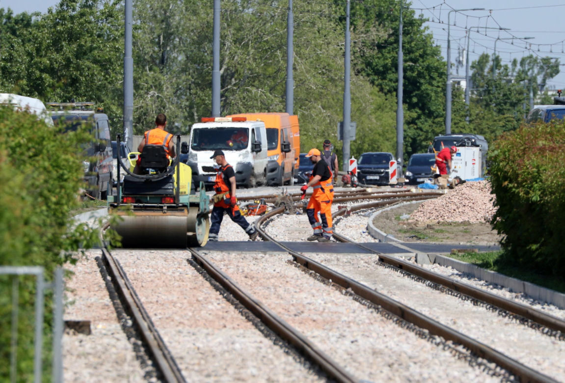 Wielka ofensywa Tramwajów Warszawskich. Tramwajarze remontują i budują jak szaleni