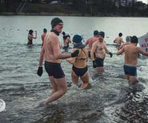 XIV Kąpiel dla odważnych. Morsy wykąpały się na Plaży Miejskiej w Ełku