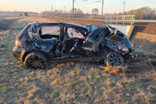 Kierowca porzucił auto na torach i uciekł. Zaraz potem w samochód uderzył pociąg