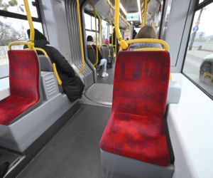 Koniec ze spaniem na siedzeniach w komunikacji miejskiej. Radni przegłosowali uchwałę