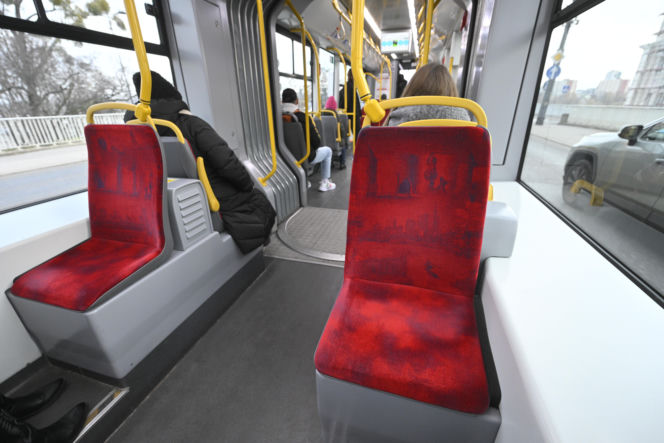 Koniec ze spaniem na siedzeniach w komunikacji miejskiej. Radni przegłosowali uchwałę