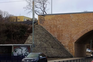 Wiadukt na ul. Wilczej już zniszczony przez wandali