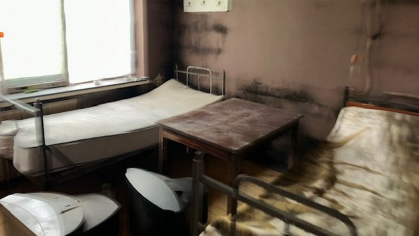 Emeryt umierał w swoim łóżku. Wokół stado psów. Gdy weszli do mieszkania, ich oczom ukazał się przerażający widok