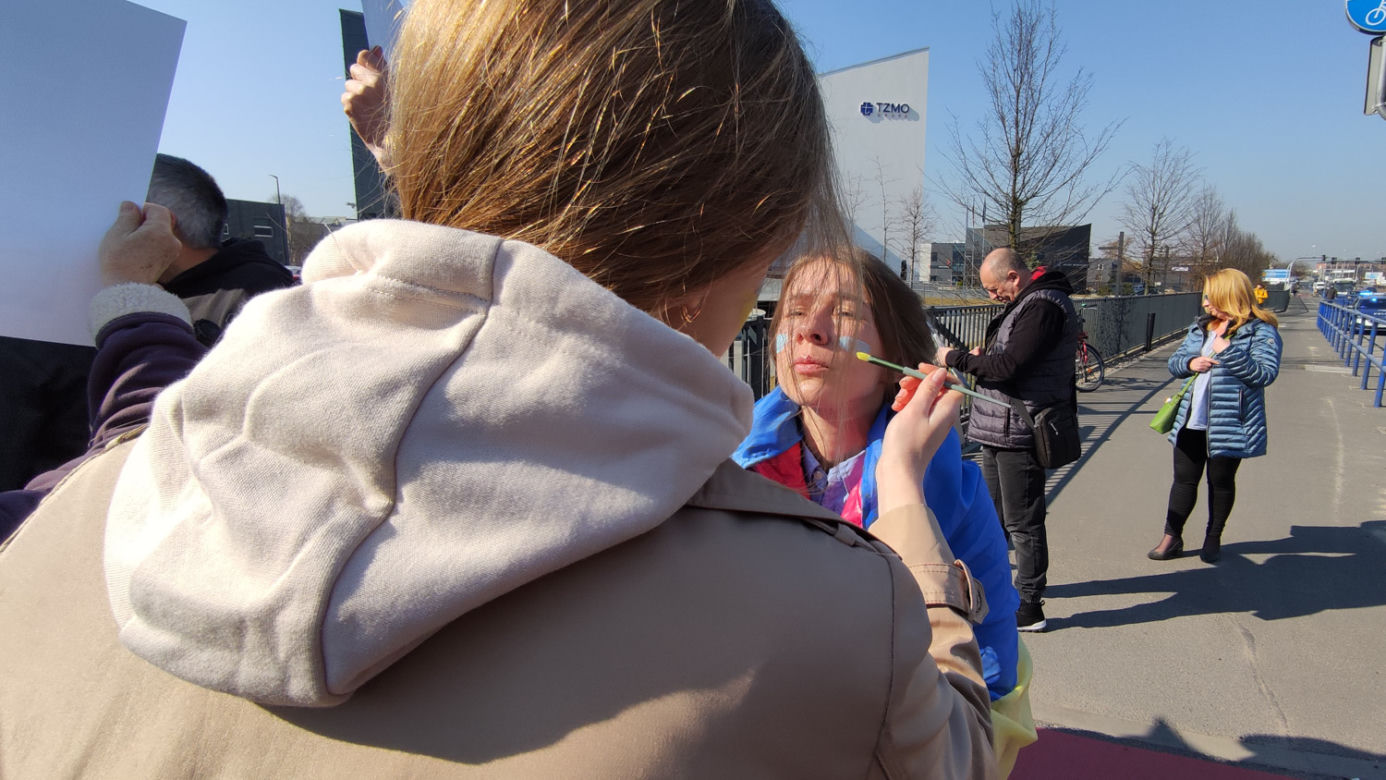 Protest pod siedzibą TZMO. Co dalej z Toruńskimi Zakładami Materiałów Opatrunkowych w Rosji?