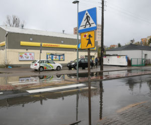 Mieszkańcy toną, gdy tylko spadnie deszcz. Fuszerka w Marysinie Wawerskim