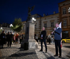 Marsz milczenia w Jarosławiu po ataku na księdza. Mieszkańcy w żałobie