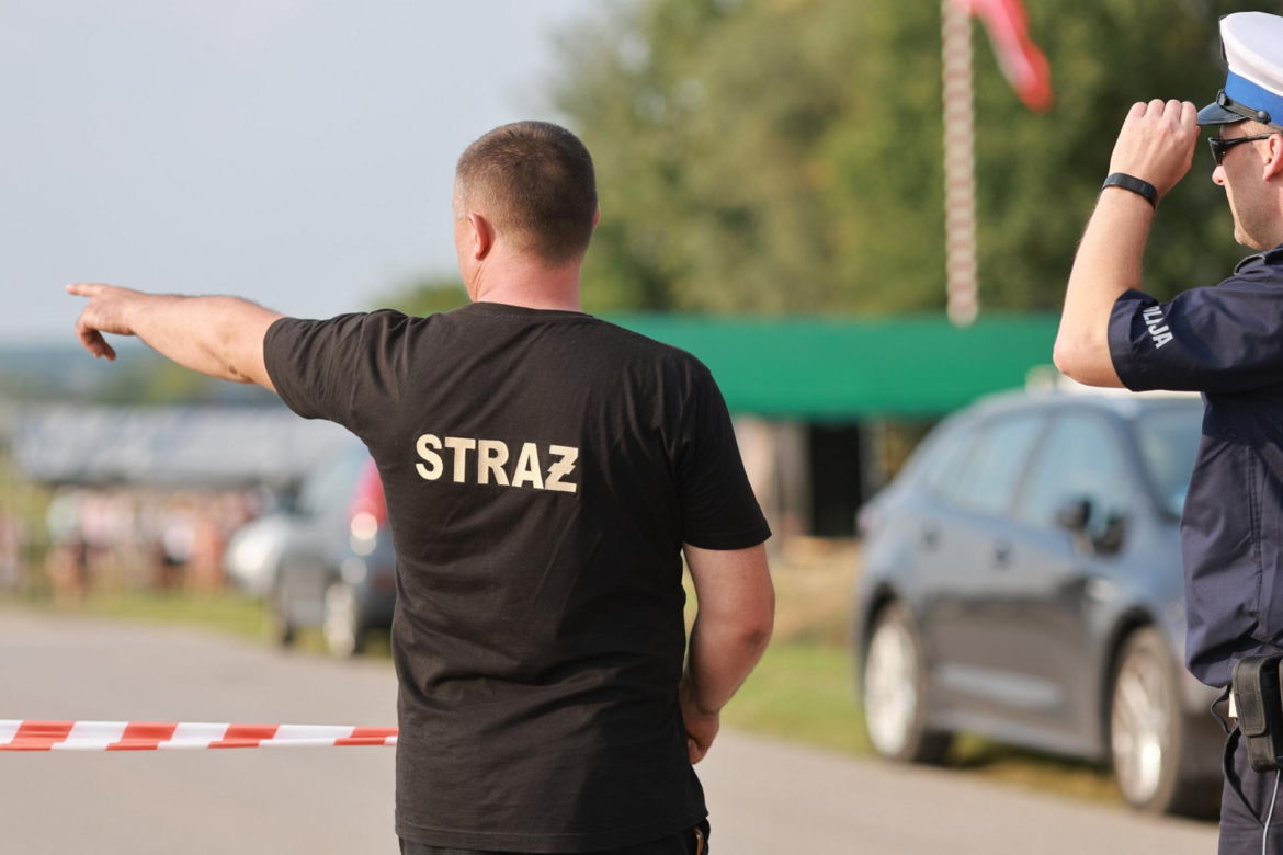 Groza na pikniku wojskowym. Policyjny Black Hawk zahaczył o linię wysokiego napięcia