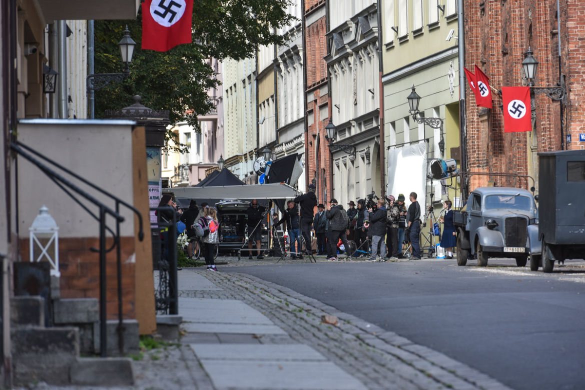 Nazistowskie symbole na starówce w Toruniu. Kręcą tam nowy film