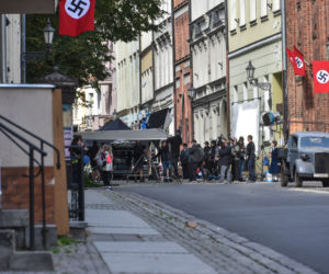 Nazistowskie symbole na starówce w Toruniu. Kręcą tam nowy film