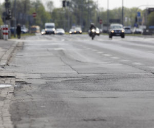 Warszawa ulica Modlińska, dziury, droga, asfalt, nawierzchnia