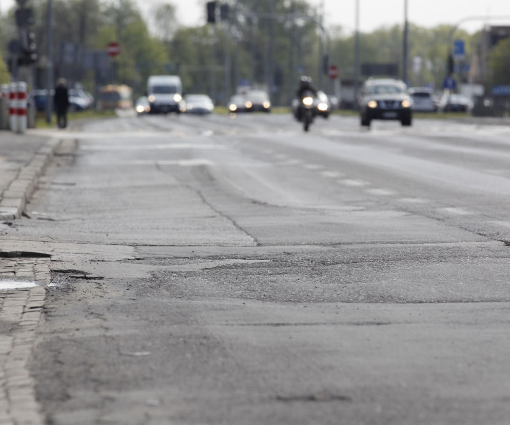 Warszawa ulica Modlińska, dziury, droga, asfalt, nawierzchnia