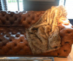 Luksusowa sofa chesterfield obita skórą