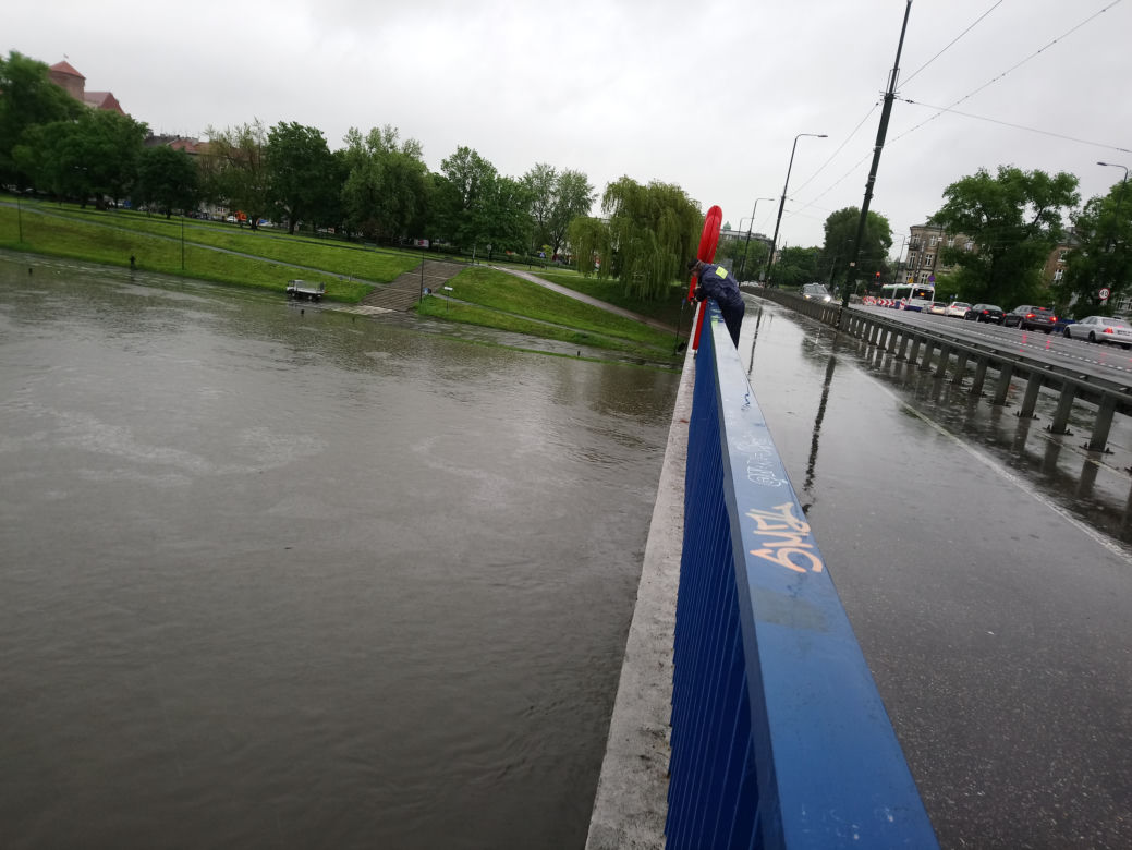 Ulewy w Krakowie 23.05.2019: Wylała Wisła, zalane są bulwary