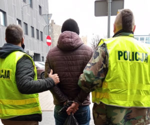 Bez skrupułów WYRWAŁ WOLONTARIUSZCE puszkę WOŚP. Myślała, że chce wrzucić pieniądze... Zatrzymano aż 4 osoby!