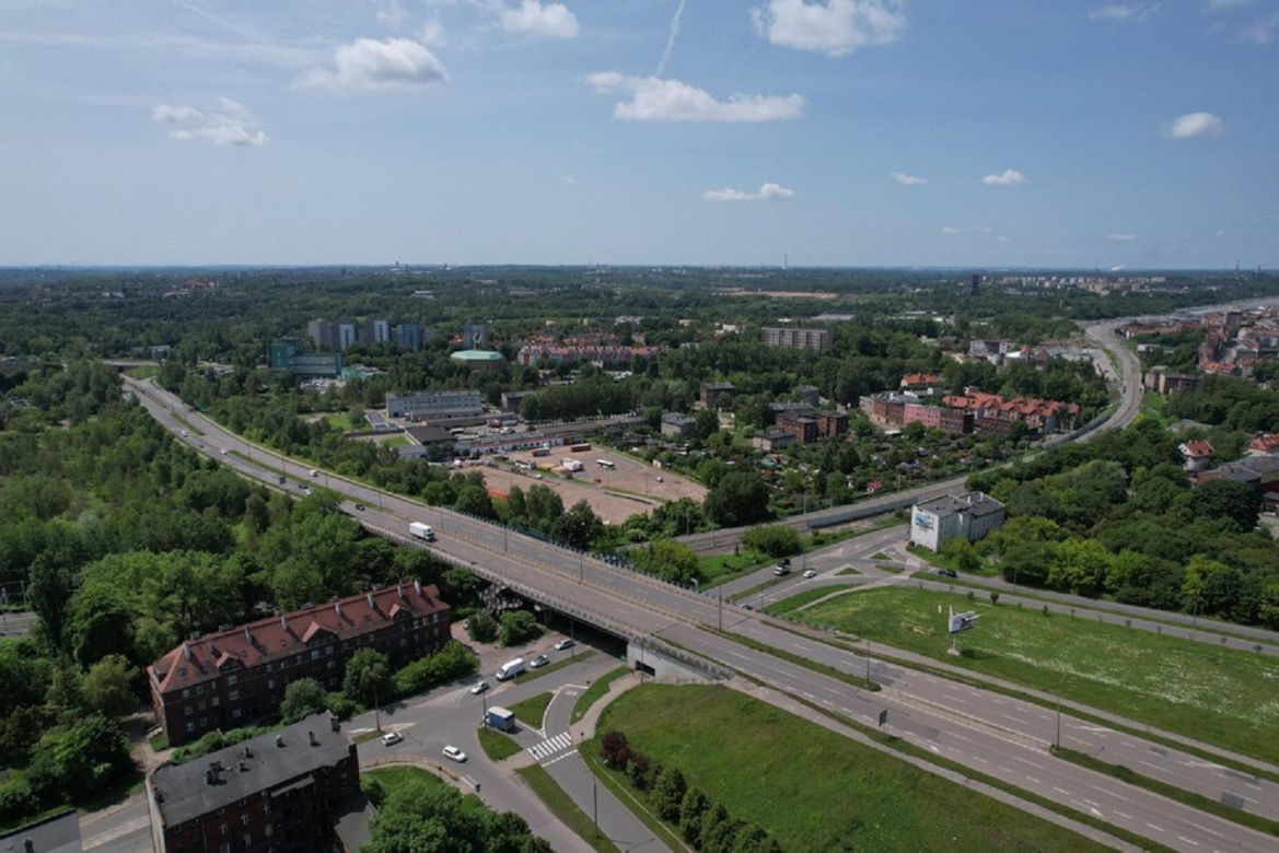 Bytom. Wiadukt na al. Jana Pawła II w fatalnym stanie. Drogowcy zamykają jezdnię