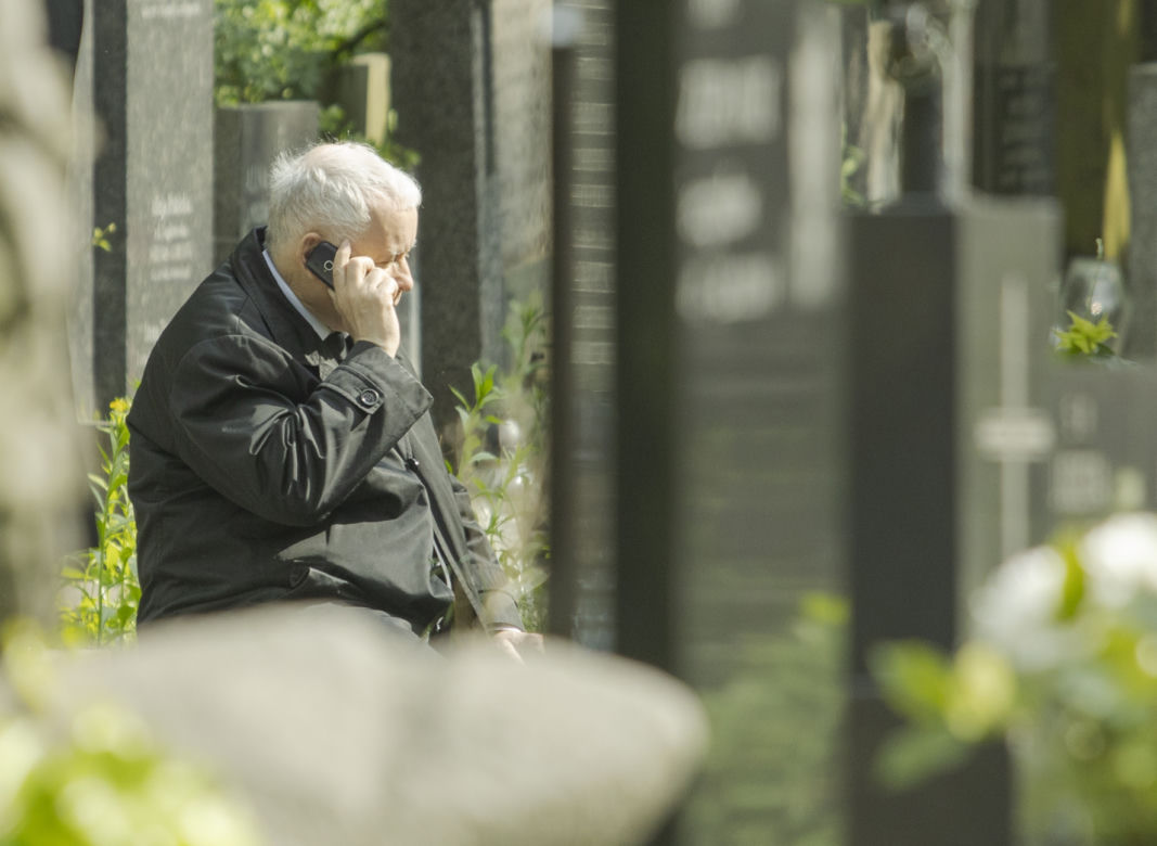 Kaczyński na cmentarzu. Pojechał uczcić mamę