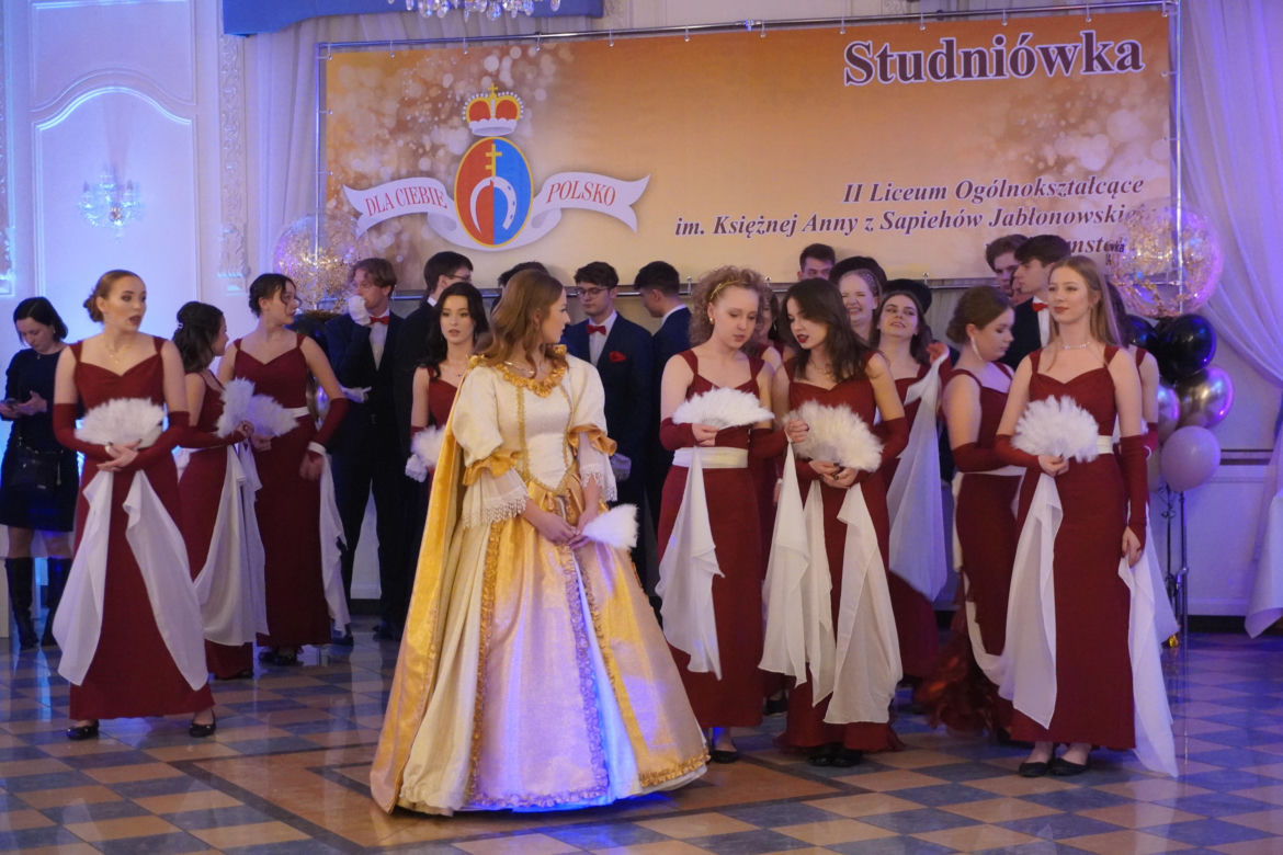 Studniówka II LO w Białymstoku. Zachwycający polonez