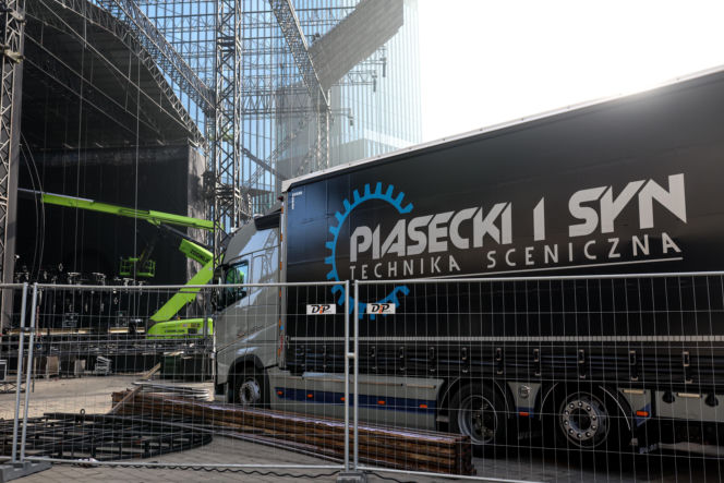 Scena Sylwestra z Dwójką TVP w trakcie budowy