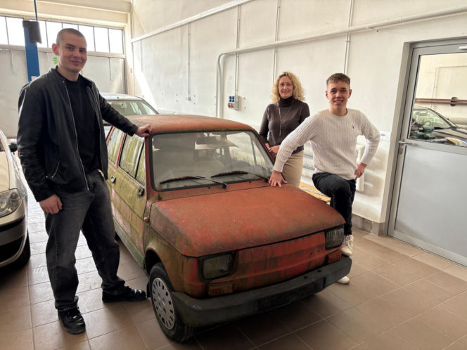 Samochodówka wygrała małego fiata. Uczniowie wyremontują go