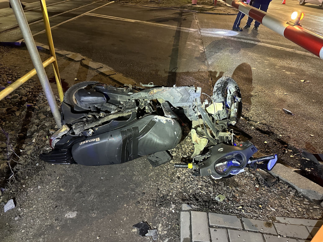 Potworny wypadek z udziałem osobówki i skutera. Kierowca po uderzeniu huknął o asfalt!