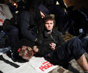 Protesty i aresztowania przed Wawelem podczas wizyty Jarosława Kaczyńskiego