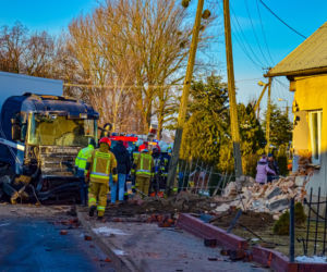 Fabianów: Rozpędzona ciężarówka WJECHAŁA w dom! Runęła jedna ze ścian [ZDJĘCIA] 