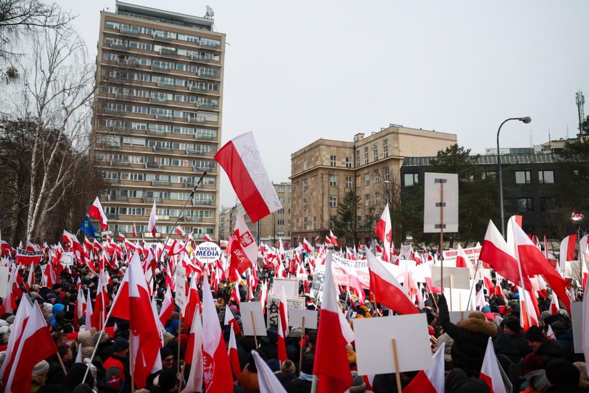 Tłumy rozpoczęły protest pod Sejmem! Uczestnicy solidarni z Mariuszem Kamińskim i Maciejem Wąsikiem