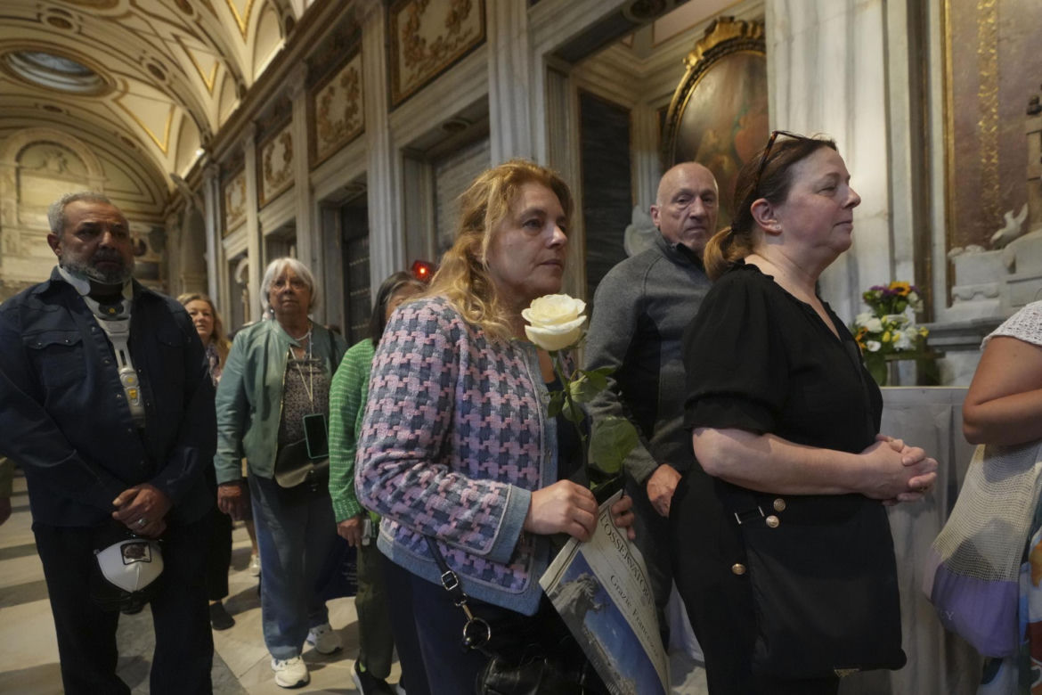 Wierni odwiedzają grób papieża Franciszka