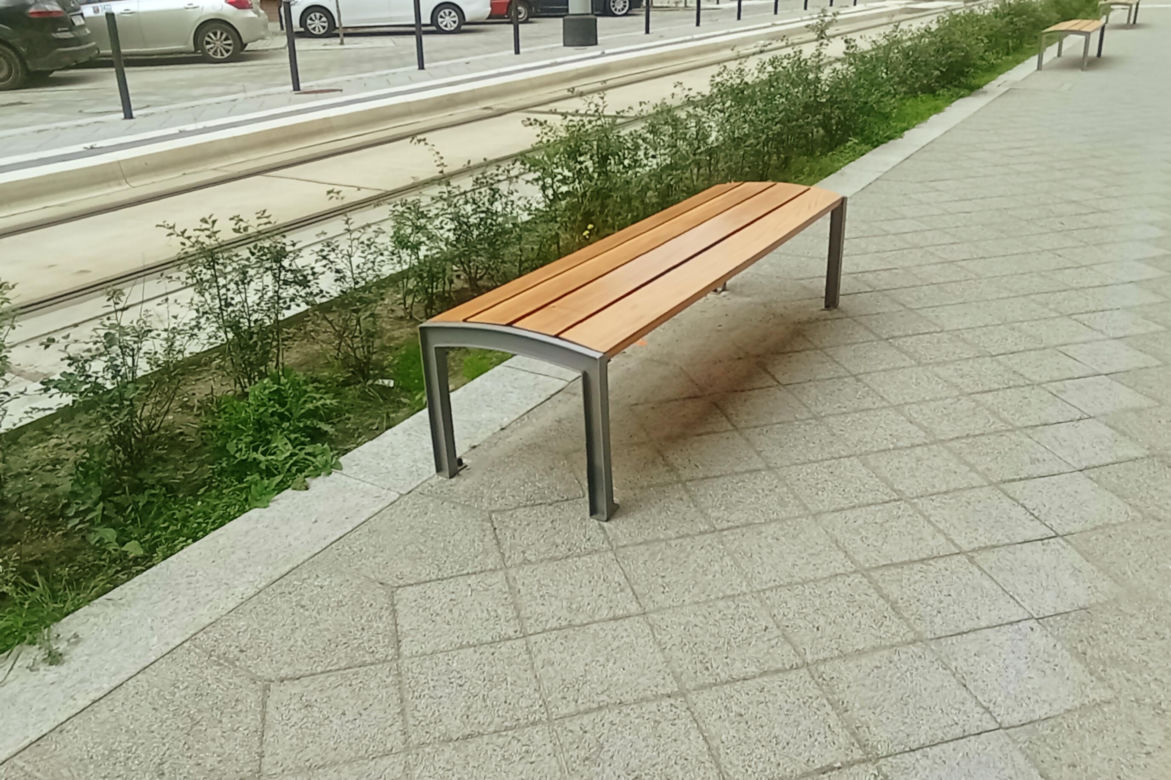 "Wysyp" ławek na ulicy Boguchwaly