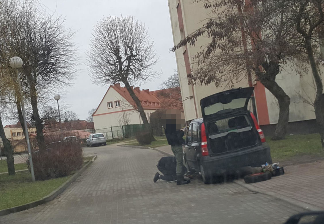 Znalazł sposób na blokadę na kole. "Żeby się nie fatygowali"