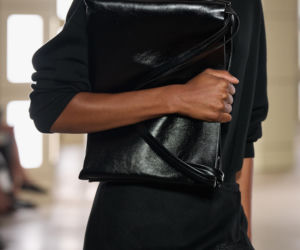 Cos prezentuje kolekcję na sezon jesień/zima 2026 podczas New York fashion Week: Dialog między korporacyjnym modernizmem a dekadencją lat 20.