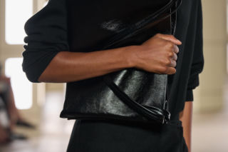 Cos prezentuje kolekcję na sezon jesień/zima 2026 podczas New York fashion Week: Dialog między korporacyjnym modernizmem a dekadencją lat 20.