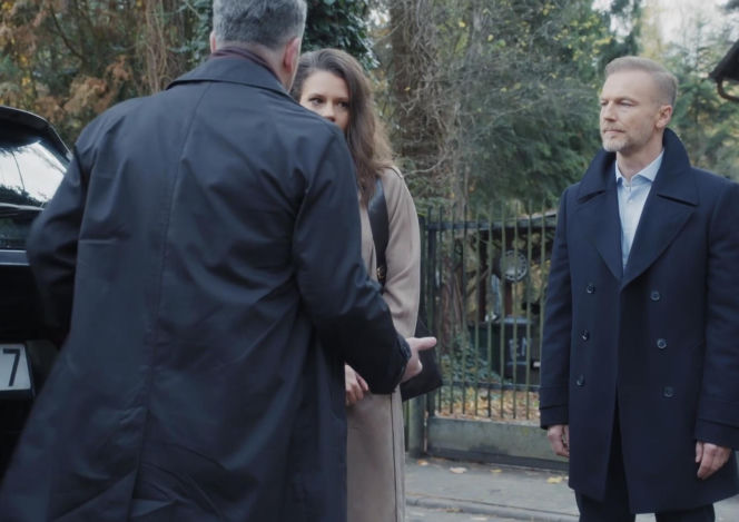 M jak miłość, odcinek 1918. Igor Jabłoński (Marcin Piętowski), Paulina (Maria Wieczorek), Andrzej Budzyński (Krystian Wieczorek)