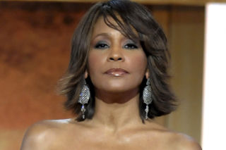 Cierpiała na oczach świata, w końcu doszło do tragedii. Czy śmierci Whitney Houston dało się zapobiec?