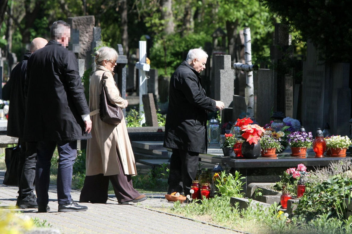 Jarosław Kaczyński na cmentarzu nie był sam. Pewna kobieta nie odstępowała go na krok