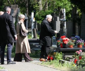 Jarosław Kaczyński na cmentarzu nie był sam. Pewna kobieta nie odstępowała go na krok