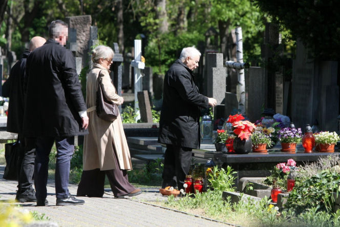 Jarosław Kaczyński na cmentarzu nie był sam. Pewna kobieta nie odstępowała go na krok