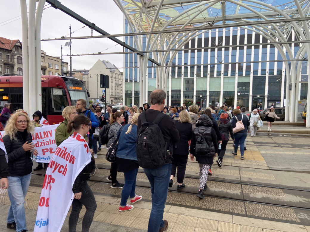 Blokada przystanku Piotrkowska Centrum przez strajkujących pracowników łódzkiego MOPS-u