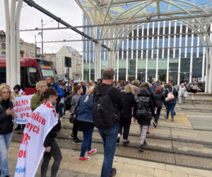 Blokada przystanku Piotrkowska Centrum przez strajkujących pracowników łódzkiego MOPS-u